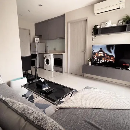Luxurious Downtown Condo W/Train Access