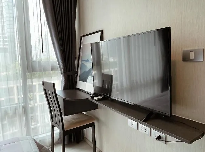 Luxurious Downtown W/train Access Apartment Bangkok
