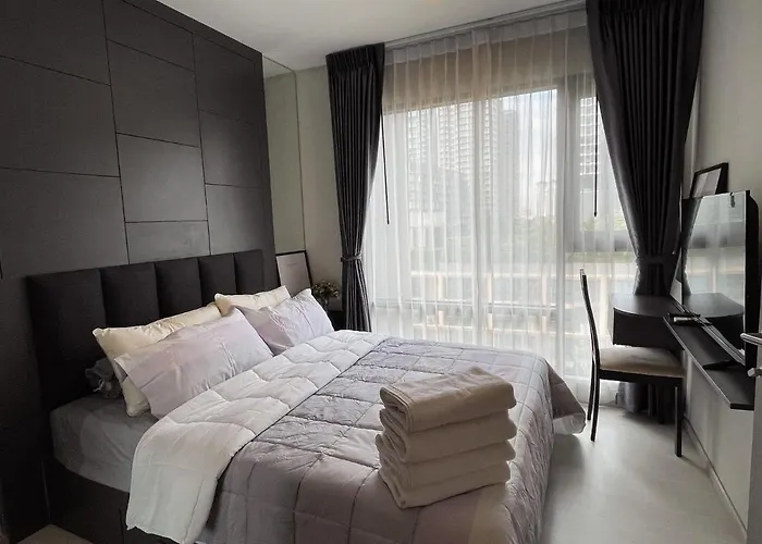 Luxurious Downtown W/train Access Bangkok