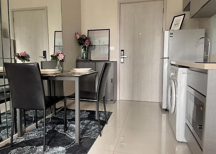 Luxurious Downtown W/train Access Apartment Bangkok